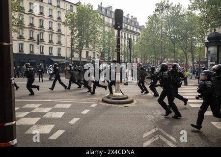 Paris, France. 01 mai 2024. La police anti-émeute de l'unité CRS de Paris charge les manifestants de les disperser pendant la manifestation de la fête du travail. Une journée pleine d'affrontements entre les groupes black-block, anarchistes et anticapitalistes, avec la police est devenue l'habitude lors de la célébration du 1er mai de la fête du travail à Paris, se plaignant du gouvernement du président Macron et de ses lois politiques et sociales. (Photo par Axel Miranda/SOPA images/SIPA USA) crédit : SIPA USA/Alamy Live News Banque D'Images