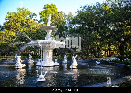 Savannah, Géorgie, États-Unis. Fontaine à Forsyth Park avec cygnes, gargouilles et marguerites. (Usage éditorial uniquement) Banque D'Images