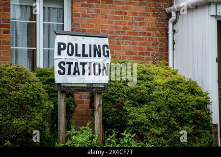 Salisbury, Angleterre, Royaume-Uni, 2 mai 2024 panneau de la station de sondage devant la station de sondage. Partout en Angleterre et au pays de Galles, les électeurs votent pour les nouveaux commissaires de police et de crime aujourd'hui, avec les sondages ouverts de 7h à 22h. Les votes seront comptés, et le résultat sera déclaré à Trowbridge County Hall le samedi 4 mai 2024. Si vous prévoyez de voter dans l’un des bureaux de vote du Royaume-Uni, n’oubliez pas que vous aurez besoin d’une preuve photographique de votre identité. Crédit John Rose/Alamy Live News Banque D'Images