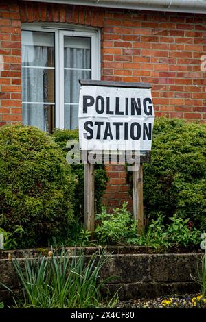 Salisbury, Angleterre, Royaume-Uni, 2 mai 2024 panneau de la station de sondage devant la station de sondage. Partout en Angleterre et au pays de Galles, les électeurs votent pour les nouveaux commissaires de police et de crime aujourd'hui, avec les sondages ouverts de 7h à 22h. Les votes seront comptés, et le résultat sera déclaré à Trowbridge County Hall le samedi 4 mai 2024. Si vous prévoyez de voter dans l’un des bureaux de vote du Royaume-Uni, n’oubliez pas que vous aurez besoin d’une preuve photographique de votre identité. Crédit John Rose/Alamy Live News Banque D'Images