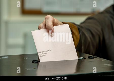 Salisbury, Angleterre, Royaume-Uni, 2 mai, 2024 vote féminin dans l'urne. Partout en Angleterre et au pays de Galles, les électeurs votent pour les nouveaux commissaires de police et de crime aujourd'hui, avec les sondages ouverts de 7h à 22h. Les votes seront comptés, et le résultat sera déclaré à Trowbridge County Hall le samedi 4 mai 2024. Si vous prévoyez de voter dans l’un des bureaux de vote du Royaume-Uni, n’oubliez pas que vous aurez besoin d’une preuve photographique de votre identité. Crédit John Rose/Alamy Live News Banque D'Images