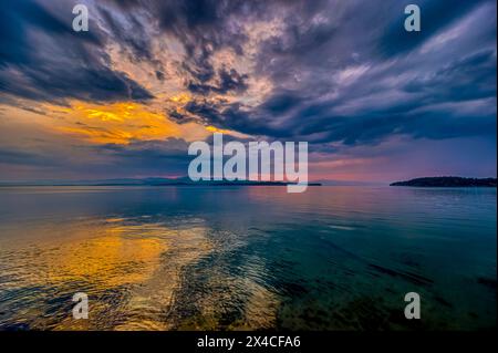 États-Unis, Montana, Polson. Coucher de soleil sur le lac Flathead. Banque D'Images