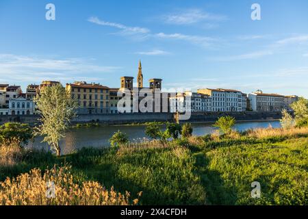 Bibliothèque centrale nationale de Florence dans le centre-ville de Florence en Toscane, Italie. Vu des rives de la rivière Arno au coucher du soleil par une belle journée Banque D'Images