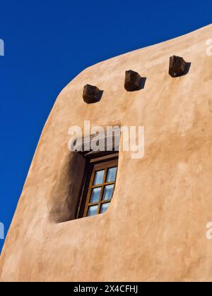 États-Unis, Nouveau-Mexique, Sante Fe. Architecture du sud-ouest, partie d'une maison en adobe de couleur terre à Santa Fe. Banque D'Images