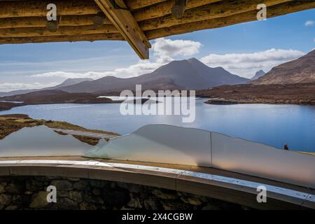 Vue depuis le centre des visiteurs de la réserve naturelle de Knockan Crag sur Lochan an AIS. Banque D'Images