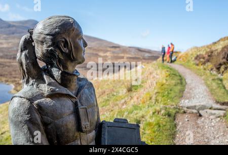 Statue en bronze d'une jeune géologue féminine au Knockan Crag nature Trail , réserve naturelle nationale, Écosse. Banque D'Images