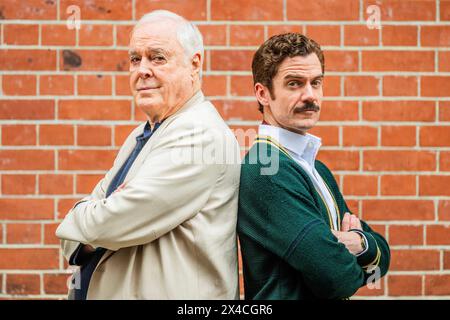 Londres, Royaume-Uni. 2 mai 2024. John Cleese avec Basil joué par Adam Jackson-Smith - Un aperçu de Fawlty Towers - The Play ouvre à l'Apollo Theatre de Londres à partir du 4 mai. Il a été adapté pour la scène du West End par John Cleese, écrit par John Cleese et Connie et réalisé par Caroline Jay Ranger. Crédit : Guy Bell/Alamy Live News Banque D'Images