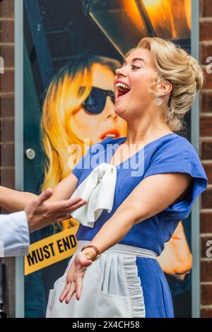 Londres, Royaume-Uni. 2 mai 2024. Polly jouée par Victoria Fox devant une affiche de la pièce de Sheridan Smith qui se ferme tôt - Un aperçu de Fawlty Towers - The Play ouvrira à l''Apollo Theatre de Londres à partir du 4 mai. Il a été adapté pour la scène du West End par John Cleese, écrit par John Cleese et Connie et réalisé par Caroline Jay Ranger. Crédit : Guy Bell/Alamy Live News Banque D'Images