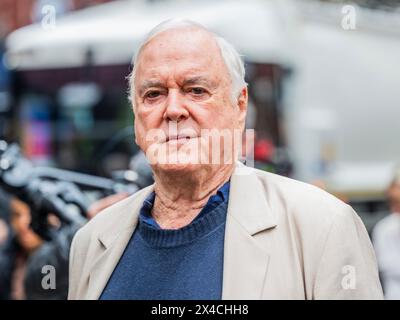 Londres, Royaume-Uni. 2 mai 2024. John Cleese Leaves - Un aperçu de Fawlty Towers - The Play ouvre à l'Apollo Theatre de Londres à partir du 4 mai. Il a été adapté pour la scène du West End par John Cleese, écrit par John Cleese et Connie et réalisé par Caroline Jay Ranger. Crédit : Guy Bell/Alamy Live News Banque D'Images