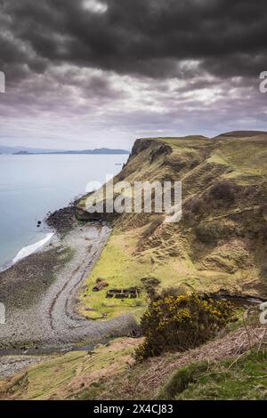 Restes d'une usine désaffectée et stockage utilisés dans l'extraction de diatomite à Lealt sur l'île de Skye. Banque D'Images