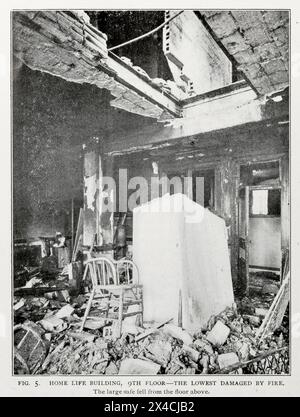 HOME LIFE BUILDING, 9E ÉTAGE — LE PLUS BAS ENDOMMAGÉ PAR LE FEU. Le grand coffre-fort est tombé du sol au-dessus. De l'article LE GRAND BÂTIMENT SOUS L'ÉPREUVE DU FEU. Par H. de B. Parsons. Tiré de l'Engineering Magazine consacré au progrès industriel volume XVI octobre 1898 - mars 1899 L'Engineering Magazine Co Home Life Building, également connu sous le nom de 253 Broadway, est un immeuble de bureaux à Lower Manhattan, New York City. Il se trouve dans les quartiers Tribeca et Civic Center de Manhattan, à l'angle nord-ouest de Broadway et Murray Street, à côté du City Hall Park. Banque D'Images