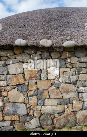 Les cottages traditionnels de Crofters fabriqués à partir de pierre locale et de roseaux pour les toits de chaume au musée Skye de la vie insulaire, île de Skye, Écosse. Banque D'Images