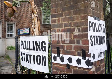 Un extérieur du bureau de vote de la bibliothèque Minet de Lambeth près de Myatts Fields, le jour où les Londoniens votent pour leur maire et les membres de l'Assemblée de Londres, le 2 mai 2024, à Londres, Angleterre. Banque D'Images