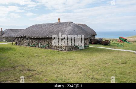 Les cottages traditionnels de Crofters fabriqués à partir de pierre locale et de roseaux pour les toits de chaume au musée Skye de la vie insulaire, île de Skye, Écosse. Banque D'Images