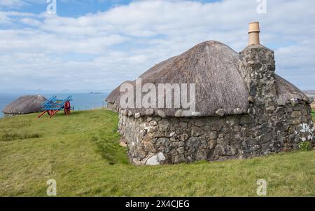 Les cottages traditionnels de Crofters fabriqués à partir de pierre locale et de roseaux pour les toits de chaume au musée Skye de la vie insulaire, île de Skye, Écosse. Banque D'Images