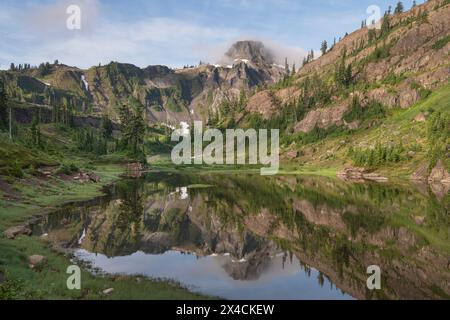 Table Mountain reflété dans le lac Lower Bagley. Heather Meadows Recreation Area, Mount Baker Snoqualmie National Forest, North Cascades, État de Washington. Banque D'Images