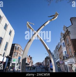 Une statue commémorant la découverte de l'ADN sur Abington Street, Northampton, au Royaume-Uni Banque D'Images