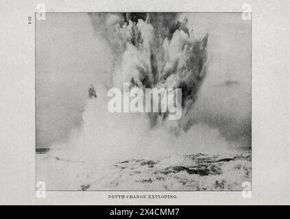 Explosion de charges en profondeur due aux activités des sous-marins allemands sur la côte atlantique des États-Unis et du Canada par les États-Unis. Bureau des archives navales et bibliothèque date de publication 1920 Banque D'Images