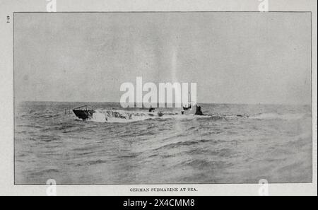 Sous-marin allemand en mer provenant des ' activités des sous-marins allemands sur la côte atlantique des États-Unis et du Canada ' par les États-Unis. Bureau des archives navales et bibliothèque date de publication 1920 Banque D'Images