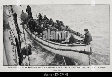 Bateau à moteur arrivant le long de l'USS Fairfax wdth un chargement de survivants des USS A. C. T. Lucia des ' activités sous-marines allemandes sur la côte atlantique des États-Unis et du Canada ' par les États-Unis. Bureau des archives navales et bibliothèque date de publication 1920 Banque D'Images