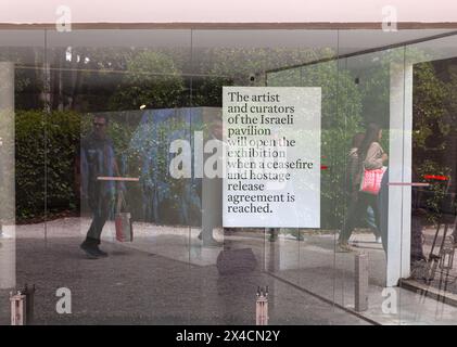 Venise, Italie - 19 avril 2024 : affiche d'avertissement concernant la fermeture du pavillon national israélien à la 60e exposition internationale d'art de la biennale de Venise. L'Ar Banque D'Images