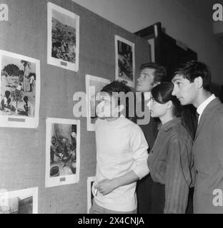 République socialiste de Roumanie dans les années 1970 Des étudiants regardant une exposition de photographies sur la vie en Afrique. Banque D'Images