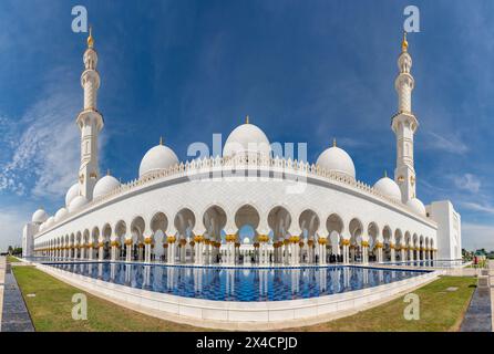 Une photo de la Grande Mosquée Sheikh Zayed vue de l'extérieur. Banque D'Images