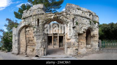 Nîmes, France - 04 17 2024 : les jardins de la Fontaine. Vue sur le Temple de Diane Banque D'Images