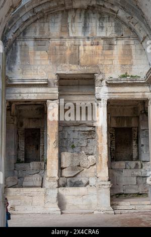 Nîmes, France - 04 17 2024 : les jardins de la Fontaine. Vue sur le Temple de Diane Banque D'Images