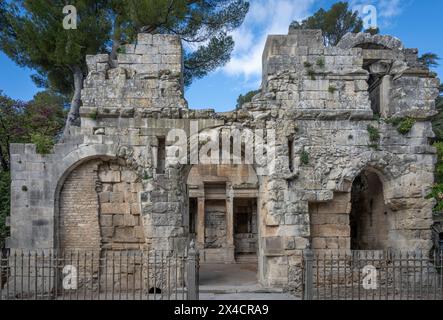 Nîmes, France - 04 17 2024 : les jardins de la Fontaine. Vue sur le Temple de Diane Banque D'Images