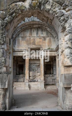 Nîmes, France - 04 17 2024 : les jardins de la Fontaine. Vue sur le Temple de Diane Banque D'Images