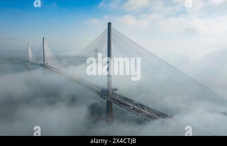 South Queensferry, Écosse, Royaume-Uni. 1er mai 2024. Vue aérienne du Queensferry Crossing Bridge dans un épais haar ou brouillard ce matin. Une grande partie d'Édimbourg et Banque D'Images