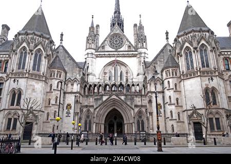 Vue de face du bâtiment Royal courts of Justice Strand dans la ville de WestminsterLondres Angleterre KATHY DEWITT Banque D'Images