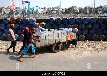 Dhaka, Dhaka, Bangladesh. 2 mai 2024. Les ouvriers transportent des barils de pétrole dans un chariot à deux roues à Sadarghat à Dhaka. (Crédit image : © Syed Mahabubul Kader/ZUMA Press Wire) USAGE ÉDITORIAL SEULEMENT! Non destiné à UN USAGE commercial ! Banque D'Images