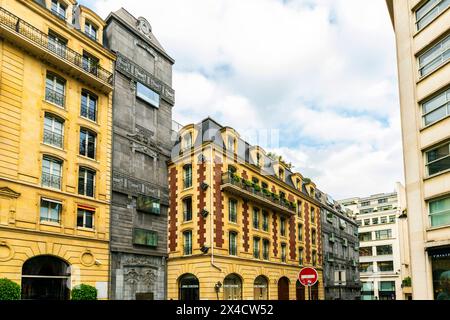 Le bâtiment de l’hôtel Fouquet’s barrière de l’architecte Edouard François. Le très étrange bâtiment de l'avenue George V et de la rue Vernet à Paris. France. Th Banque D'Images