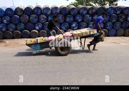 Dhaka, Dhaka, Bangladesh. 2 mai 2024. Les travailleurs transportent des marchandises dans un chariot à deux roues à Sadarghat à Dhaka. (Crédit image : © Syed Mahabubul Kader/ZUMA Press Wire) USAGE ÉDITORIAL SEULEMENT! Non destiné à UN USAGE commercial ! Banque D'Images