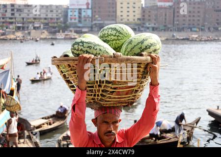 Dhaka, Dhaka, Bangladesh. 2 mai 2024. Des ouvriers déchargent des pastèques des bateaux à Sadarghat à Dhaka. Dans le sud du Bangladesh, les graines de pastèque sont semées en novembre-décembre et commercialisées de mars à mai. Ces pastèques sont envoyées à travers le pays par bateau pour la vente. (Crédit image : © Syed Mahabubul Kader/ZUMA Press Wire) USAGE ÉDITORIAL SEULEMENT! Non destiné à UN USAGE commercial ! Banque D'Images