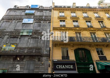 Le bâtiment de l’hôtel Fouquet’s barrière de l’architecte Edouard François. Le très étrange bâtiment de l'avenue George V et de la rue Vernet à Paris. France. Th Banque D'Images