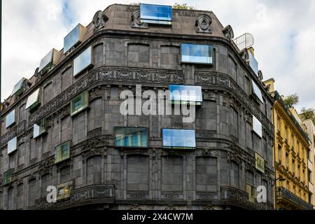 Le bâtiment de l’hôtel Fouquet’s barrière de l’architecte Edouard François. Le très étrange bâtiment de l'avenue George V et de la rue Vernet à Paris. France. Th Banque D'Images