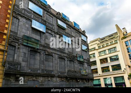 Le bâtiment de l’hôtel Fouquet’s barrière de l’architecte Edouard François. Le très étrange bâtiment de l'avenue George V et de la rue Vernet à Paris. France. Th Banque D'Images