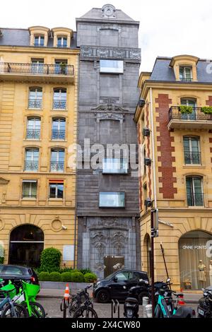 Le bâtiment de l’hôtel Fouquet’s barrière de l’architecte Edouard François. Le très étrange bâtiment de l'avenue George V et de la rue Vernet à Paris. France. Th Banque D'Images