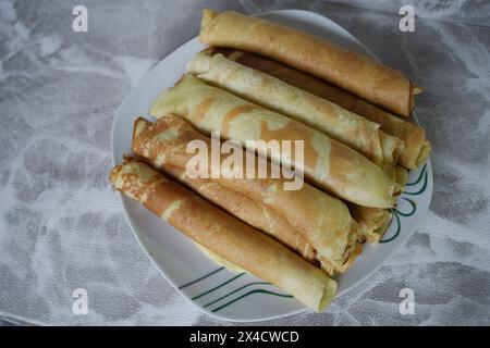 Gros plan de crêpes maison sur fond blanc. Banque D'Images