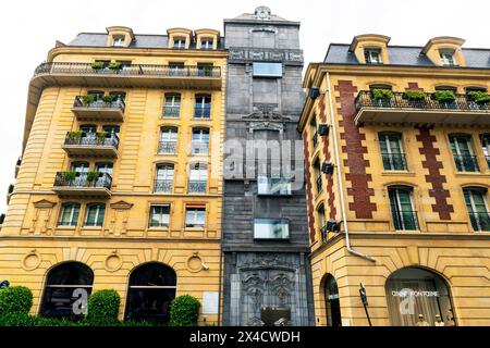 Le bâtiment de l’hôtel Fouquet’s barrière de l’architecte Edouard François. Le très étrange bâtiment de l'avenue George V et de la rue Vernet à Paris. France. Th Banque D'Images