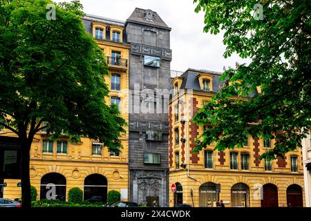 Le bâtiment de l’hôtel Fouquet’s barrière de l’architecte Edouard François. Le très étrange bâtiment de l'avenue George V et de la rue Vernet à Paris. France. Le Banque D'Images