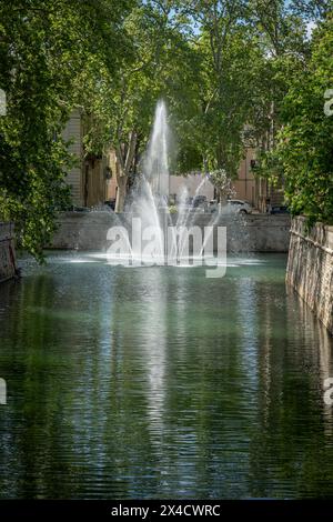 Nîmes, France - 04 17 2024 : les jardins de la Fontaine. Vue des jets d'eau depuis le quai de la fontaine Banque D'Images