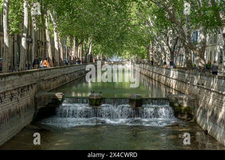 Nîmes, France - 04 17 2024 : les jardins de la Fontaine. Vue des jets d'eau depuis le quai de la fontaine Banque D'Images