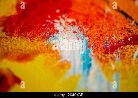 Une photo macro captivante capture la texture riche et les couleurs vibrantes des peintures à l'huile, créant un arrière-plan abstrait et artistique. Banque D'Images