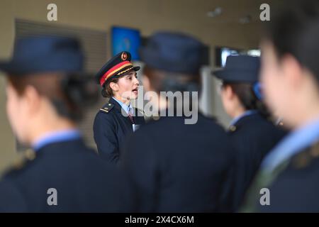 (240502) -- URUMQI, 2 mai 2024 (Xinhua) -- Airkir Duliki travaille dans une gare de Korla, dans la région autonome ouïgur du Xinjiang, au nord-ouest de la Chine, 18 avril 2024. Airkir Duliki, le chef de train tadjik âgé de 27 ans, est né et a grandi au milieu des montagnes enneigées et des prairies dans un village du comté autonome tadjik de Taxkorgan sur le plateau du Pamir, où les chemins de fer n'étaient pas courants pour les résidents dans le passé. La première expérience d'Airkir avec le voyage en train s'est produite quand elle s'est rendue à Urumqi pour l'université au Xinjiang. Accompagnée de son père, elle a parcouru plus de 300 kilomètres de Banque D'Images