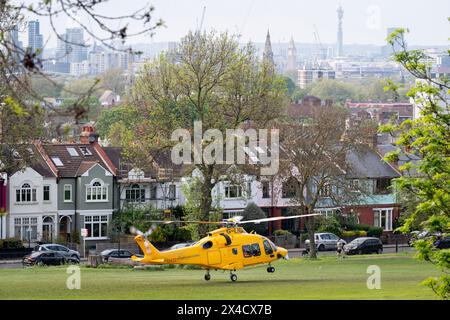 Un hélicoptère d'ambulance aérienne atterrit à Ruskin Park, un espace public du sud de Londres, le 1er mai 2024, à Londres, en Angleterre. G-LNAC est un hélicoptère AugustaWestland AW169 exploité par Kent, Surrey & Sussex Air Ambulance. Banque D'Images