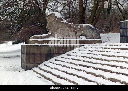 Sculpture de Sphinx en pierre enneigée dans les vestiges de l'ancien Crystal Palace dans Crystal Palace Park, Sydenham, Londres, pendant le Big Freeze de 2010 Banque D'Images